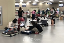 부산 김해국제공항 편의시설 최악... 관문공항 맞나?