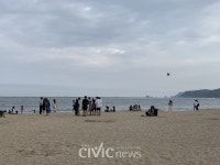 해운대 해수욕장 인파 북적...마스크족 조마조마