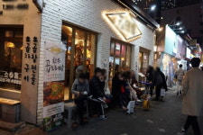 코로나 시대 달라진 부산 번화가 밤거리... 술집은 만원 식당은 한산