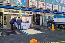 [르포] 펄떡이는 생선처럼 부산의 새벽을 여는 남천해변시장... 430여 상인들 매일 새벽 직판장서 활어 구매해 판매