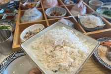 왜 유명하냐고? 맛있으니까!... 50년 전통의 칠암 붕장어 마을을 가다