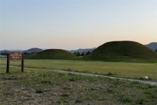 여전히 과거가 살아 숨 쉬는 경주...황남동 고분부터 월정교까지 걷는 경주의 낮과 밤