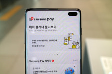 갤럭시 S10 핸즈온 완성 단계의 인피니티 디스플레이