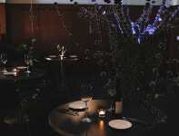 어반플레이, 성수 스몰글라스 텍스쳐에 아티스트 와인바 론칭