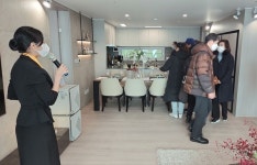 올 마지막 견본주택 평촌 센텀퍼스트...불황 속 첫날 오전만 1천여명 몰려