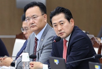 與 장동혁 