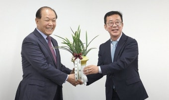 황우여, 홍철호 정무수석 만나 