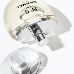 샤넬, 새롭고 미니멀한 향수 N°5 로 드롭 출시