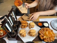 [르포] 10평 통닭집서 K-치킨 아이콘으로···구미 문화 중심 교촌1991로