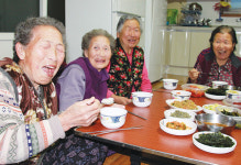 어르신, 밥만 드시지 말고 고기·과일도 드세요