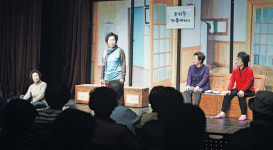 시니어 연극인들의 불꽃 연기에 객석은 열광