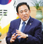 양준욱 서울시의회 의장 어르신들에게 들려줄 노래 연습하러 노래방 찾기도 해요