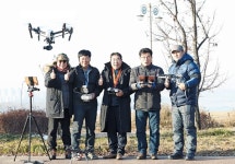 드론 즐기는 시니어들