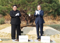 남북정상회담 이모저모, 김정은 평양냉면 가지고 왔다… 문 대통령 10초간 북쪽 땅 밟아