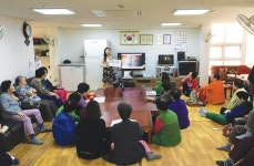 경로당에 도서와 신문보급 나선 지자체들, 도서관 책 배달, 어르신들에 책 읽어주기도