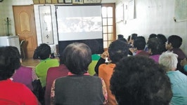 [우리 지회 자랑 17 ] 대한노인회 경북 구미시지회 경로당에서 과거 회상하며 영화 국제시장 감상