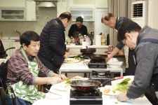 대한노인회 지회, 지자체서 남성 요리교실 열어…남성 어르신도 요리 배워야 사는 시대