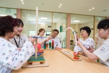 요양병원 선택 시 고려사항 노인질환 전문 의료진 얼마나 확보돼 있는지 확인