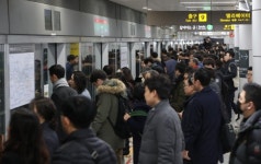 9호선 연장구간 개통 뒤 첫 평일…붐비는 종합운동장역