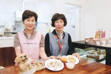 동물 위한 수제간식 만들고 길고양이 돌보고…반려동물시대 뜨는 노인일자리