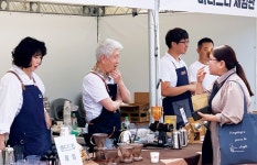 2019 노인일자리 주간 현장을 가보니…바리스타 등 각종 노인일자리 체험관 큰 인기
