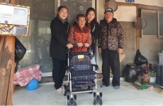 대한노인회 강원 평창군지회 대관령한우복지재단, 거동불편 노인에 실버카 전달