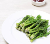 제철 맞은 상큼한 향의 두릅, 소고기와 궁합 좋아