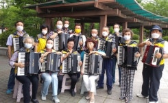 대한노인회 고양시 일산서구지회, 공원서 노인재능나눔 아코디언 공연