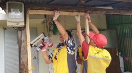 대한노인회 강원 화천군지회 산천어행복나눔봉사단, 방충망 설치 등 집수리 봉사