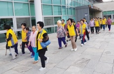 대한노인회 전남 강진군지회 소속 모란댄스자원봉사클럽 양로원 어르신 생일파티 열어주고 청소도