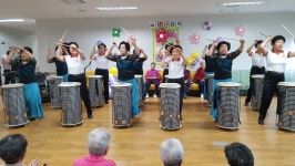 대한노인회 전남 강진군지회 소속 모란댄스자원봉사클럽 양로원 어르신 생일파티 열어주고 청소도
