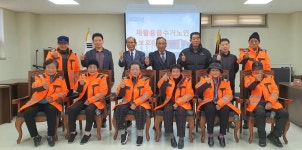 대한노인회 충남 홍성군지회, 재활용품 수집 어르신에 겨울용품 전달