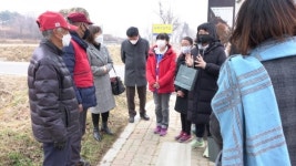 대한노인회 경기 여주시지회,  실버캅 어르신들 초등학교서 장갑 선물받아