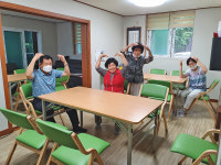 충주·김포시 전 경로당 입식으로 전환… 어르신들 종이접기도 의자에 앉아 하니 편해요