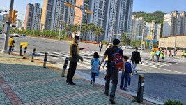 대한노인회 창원시마산지회, 안전한 등교 위한 교통안전지도 활동