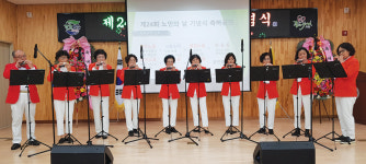 대한노인회 충북 보은군지회 소속 고운소리클럽 악기도 연주하고, 농촌 일손도 돕고