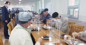 전남‧경북도 등 경로당 식사 속속 재개… 이게 얼마만이냐