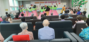 대한노인회 전북 전주시지회 소속 전주연예행복나눔봉사단 우리 공연에 즐거워하는 어르신들…자긍심 느껴