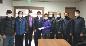 대한노인회 경기 가평군지회, 관내 화마입은 경로당 회장에 성금 전달