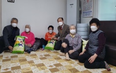 대한노인회 대전 서구지회 매화경로당, 수익금으로 독거 어르신에 사랑의 쌀 전달