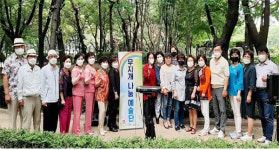 대한노인회 서울 강남구지회 소속 강남무지개예술봉사단 노인회에 들어와 더 적극적으로 봉사해요