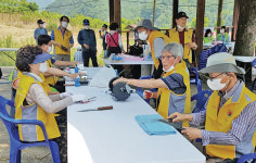 대한노인회 충북 옥천군지회 소속 향수상록자원봉사단 약한 무릎에 테이프 감으면 효과 느껴