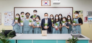 코웨이, 구로남초등학교에 코웨이 청정학교 교실숲 1호기증