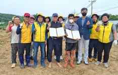 대한노인회 충북연합회, 1사 1일손봉사운동 자매결연 협약후 마늘수확 도와