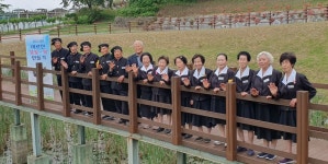 대한노인회 충남 예산군지회, 대회리경로당서 어르신 포토북 만들기 촬영