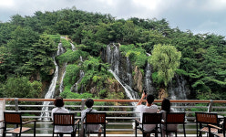 폭포와 계곡 등 경치 좋은 곳서 가족과 커피 한 잔, 가족들과 힐링하기 좋은 카페