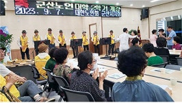 전북 군산시지회 소속 늘봄색소폰봉사단 어르신들 생일 축하곡 연주에 고마워해요