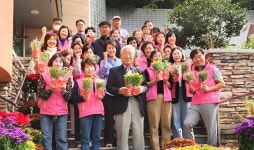 대한노인회 경북 경산시지회, 복지사각지대 어르신에게 가을맞이 꽃 화분 전달