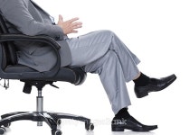 다리 꼬기는 척추질환 유발하는 최악의 습관