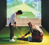 스크린파크골프 치고 넷플릭스도 보고… 5060 유입을 위한 新 경로당 속속 생긴다